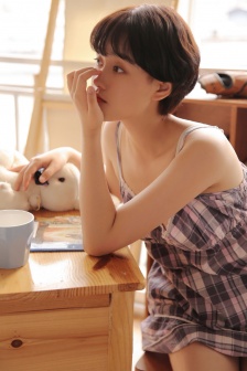 宁荣荣黑色蕾丝抹胸连衣裙